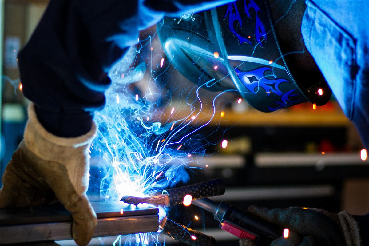 Piegatura lamiera nel laboratorio lavorazioni