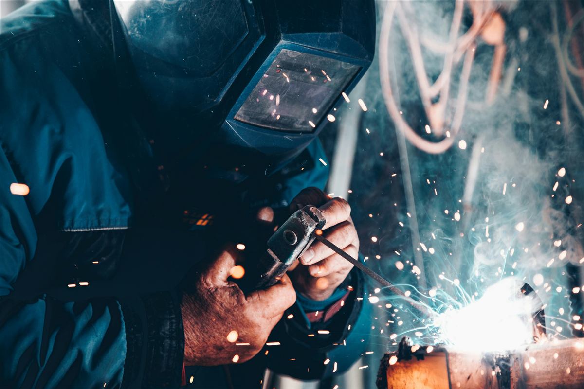 Taglio lamiera nel laboratorio lavorazioni